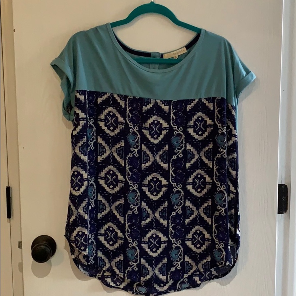 Short sleeve flowy top